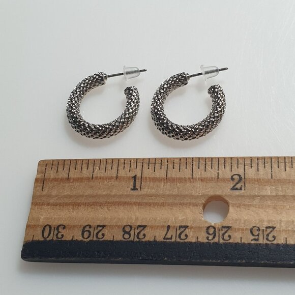 Metal Textured Hoop Earrings Post Back Silver Tone Pierced Fashion Gift Mom Core - Picture 2 of 3